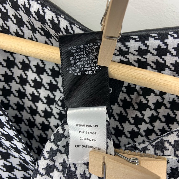 Torrid size 3. Houndstooth black and white print button up women’s blouse. - Picture 6 of 6